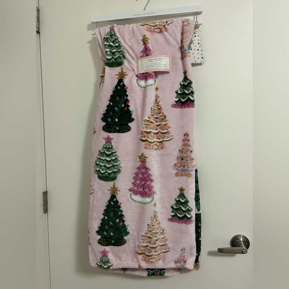 NWT Viral Light up Vintage Christmas Tree Holiday Blanket Throw Oversized